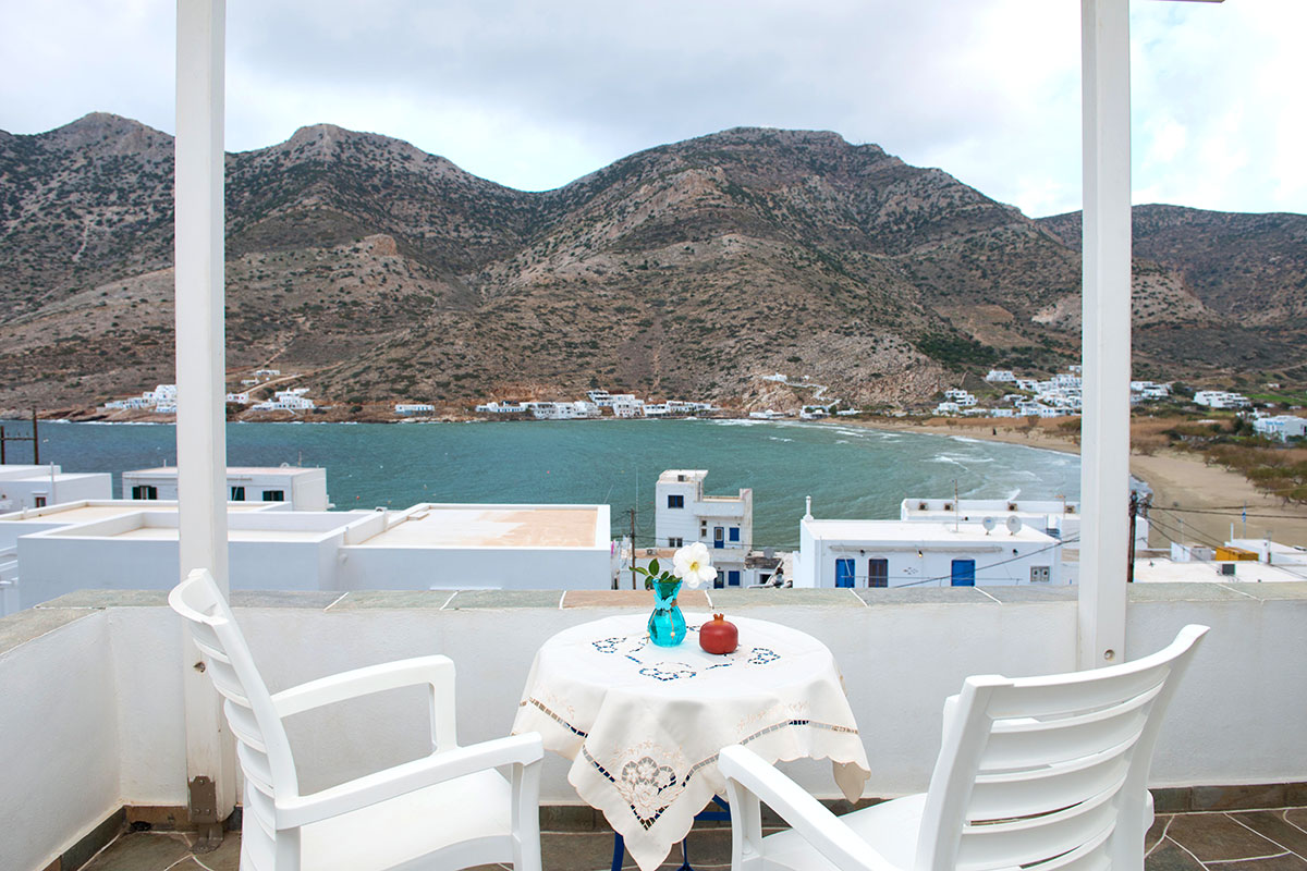 Rooms at Sifnos close to the beach